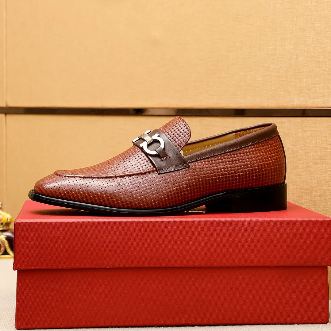 Men's shoes 💰462 💐 Product trademark: Ferragamo "Ferragamo" casual leather shoes Regular size: 38-44 (45.46🉑️customized) Product materials: Selected imported first-layer calfskin embossed upper + luxury hardware buckle, imported water-dyed cow leather lining. Strong three-dimensional visual effect, original outsole color: 2 colors available